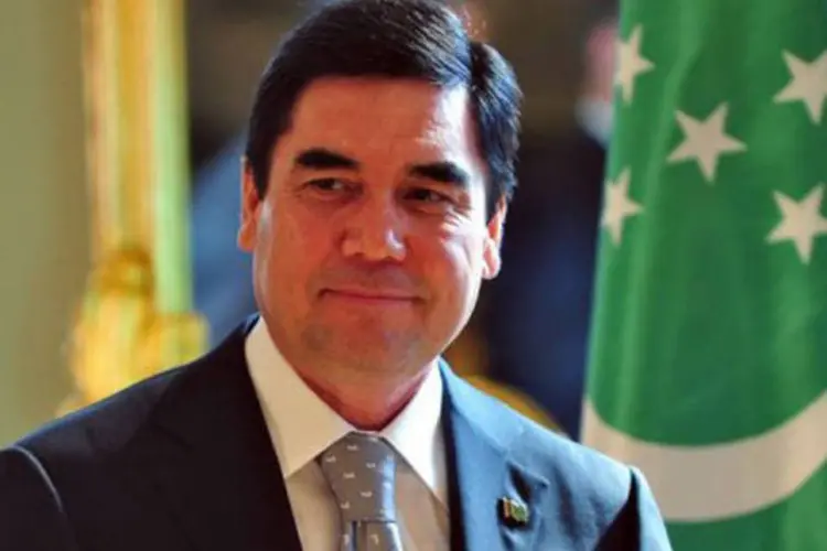 O presidente turcomeno, Gurbanguly Berdymukhamedov: os dois primeiros cibercafés do país abriram dois dias depois da posse do novo presidente (Ilmars Znotins/AFP)