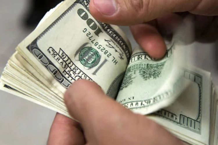 
	D&oacute;lar: atingiu sua maior cota&ccedil;&atilde;o perante o euro em um m&ecirc;s
 (Susana Gonzalez/Bloomberg)