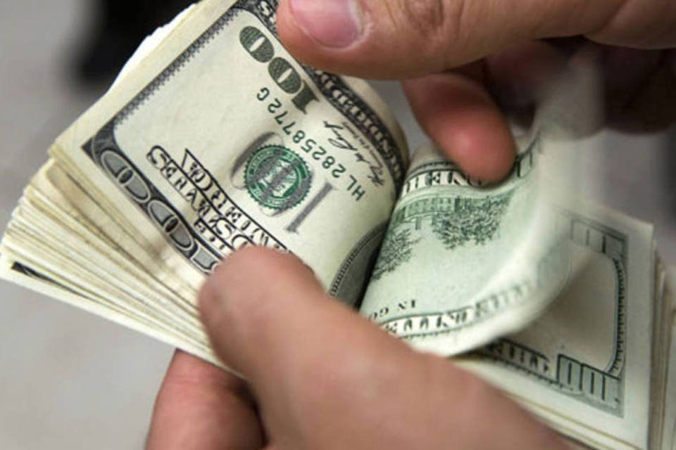 Mantega nega IOF sobre compra de moeda estrangeira