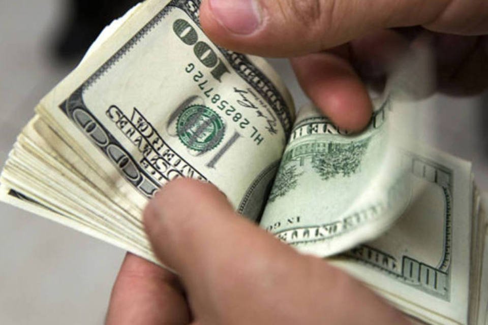 Dólar à vista abre em alta, mas cai depois