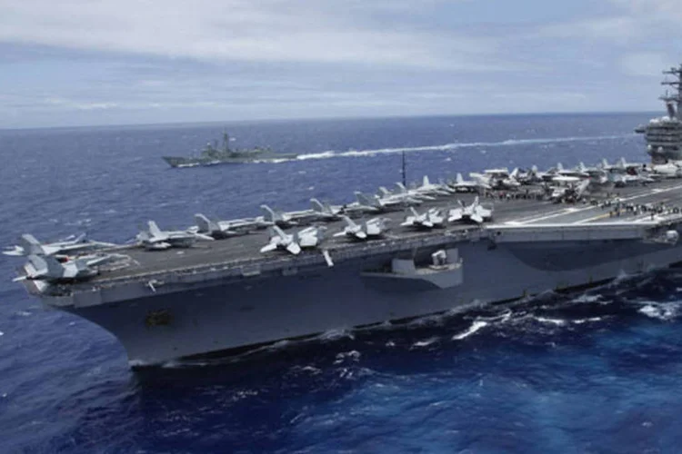 O porta-aviões americano Nimitz: a embarcação conta com o apoio de cinco destróieres e uma fragata (Hugh Gentry/Files /Reuters)