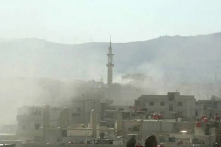 Fumaça é vista após o suposto ataque tóxico do regime sírio: avaliação é muito inferior a informada pelos Estados Unidos, que estimaram 1.429 mortos (Ammar al-arbini/AFP)