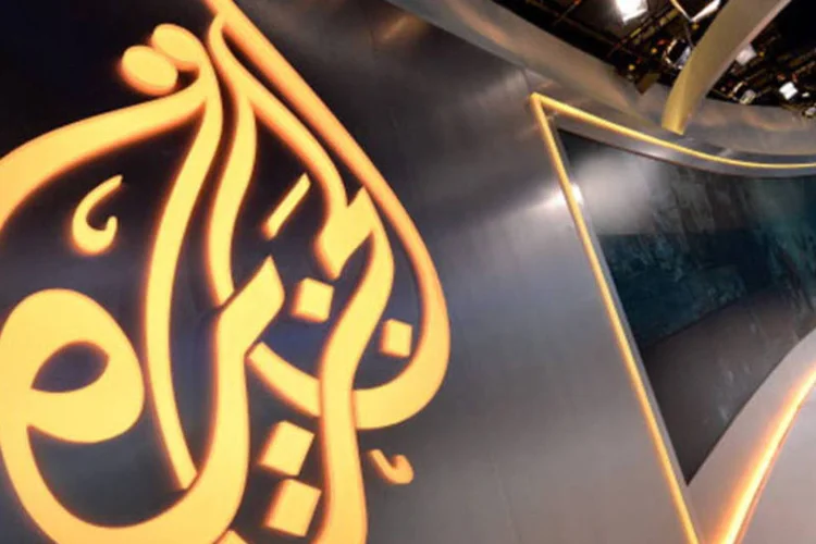 Logo da Al Jazeera em estúdio: emissoras fechadas divulgaram informações "incorretas que danificam o país e os egípcios", segundo fontes judiciais (Getty Images)