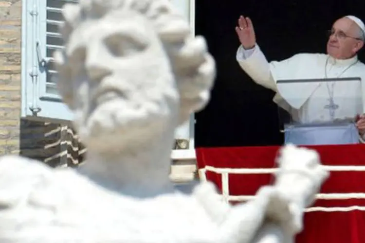 Papa acena para peregrinos na Praça de São Pedro: "queremos que em nossa sociedade, desgarrada por divisões e conflitos, exploda a paz", afirmou Francisco (Vincenzo Pinto/AFP)