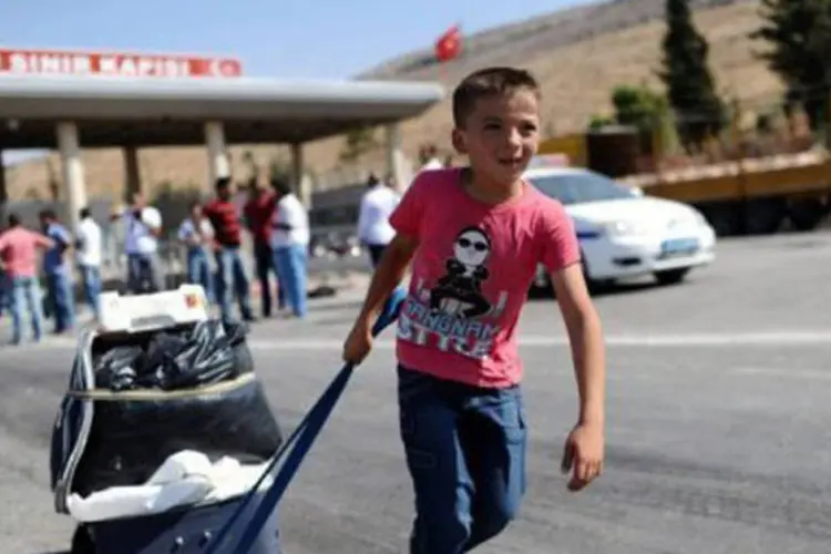 Refugiados sírios chegam à Turquia: o conflito já forçou mais de dois milhões de sírios a deixar seu país, segundo a ONU (Bulent Kilic/AFP)