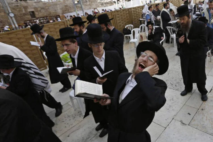 Judeus em Jerusalém, durante ano novo judaico: jornada festiva termina na sexta-feira ao pôr do sol (Baz Ratner/Reuters)