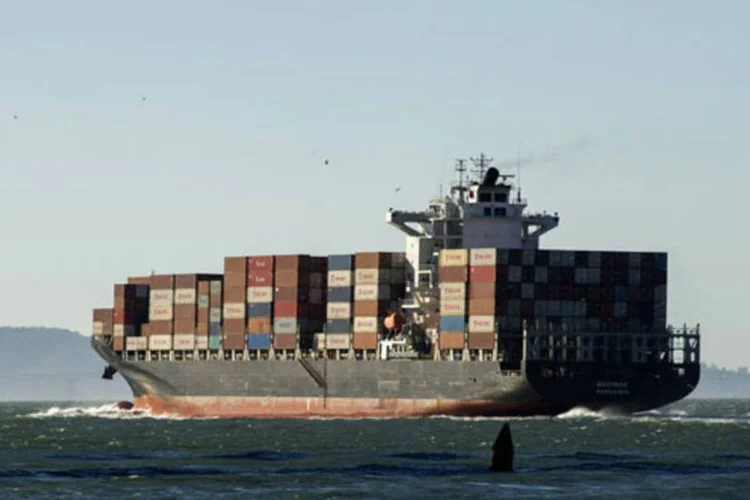 
	Navio leva cont&ecirc;ineres nos Estados Unidos: d&eacute;ficit com a regi&atilde;o representou em julho 3,9% do d&eacute;ficit no com&eacute;rcio de bens americanos
 (David Paul Morris/Bloomberg)