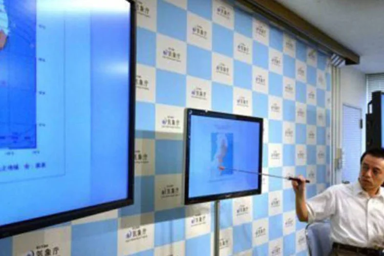 Representante da Agência Meteorológica do Japão durante coletiva: autoridades ordenaram a saída de milhares de moradores de suas casas pelo risco de inundações (Yoshikazu Tsuno/AFP)