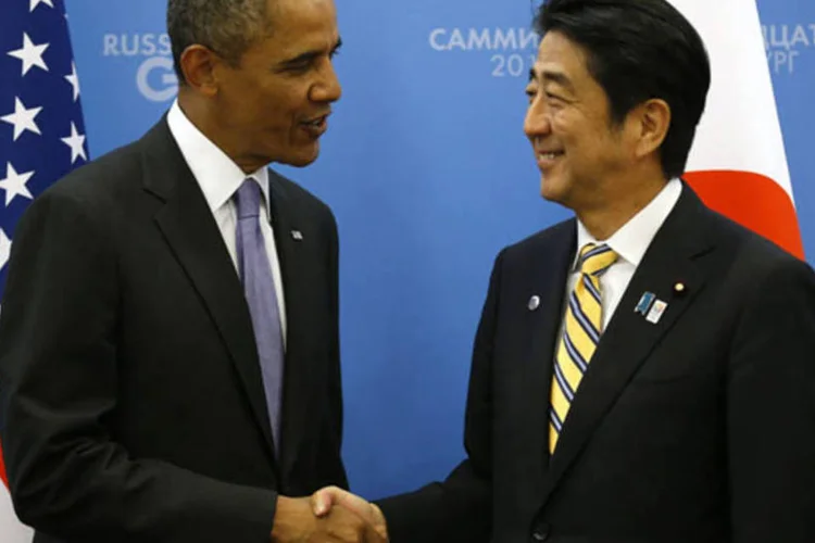 
	Barack Obama (e), presidente americano, e Shinzo Abe, presidente japon&ecirc;s, no G20: l&iacute;deres pretendem estabelecer metas para o crescimento econ&ocirc;mico
 (Kevin Lamarque/Reuters)
