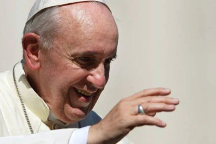 
	Papa Francisco cumprimenta fi&eacute;is: a declara&ccedil;&atilde;o for&ccedil;ar&aacute; a uma mudan&ccedil;a de tom por parte de p&aacute;rocos, mas n&atilde;o deve resultar em uma mudan&ccedil;a estrutural da igreja
 (Vincenzo Pinto/AFP)