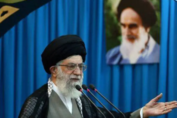 
	Ali Khamenei: &quot;Repito uma vez mais que n&atilde;o estou otimista quanto &agrave;s negocia&ccedil;&otilde;es e acredito que elas n&atilde;o levar&atilde;o a lugar nenhum, mas n&atilde;o me oponho ao di&aacute;logo&quot;
 (Iranian Presidency/AFP)