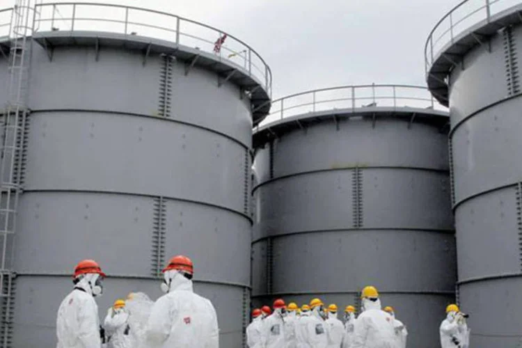Tanques que armazenam água contaminada com radiação em Fukushima: congelamento visa reduzir os vazamentos de água contaminada para o mar (Kyodo/Reuters)