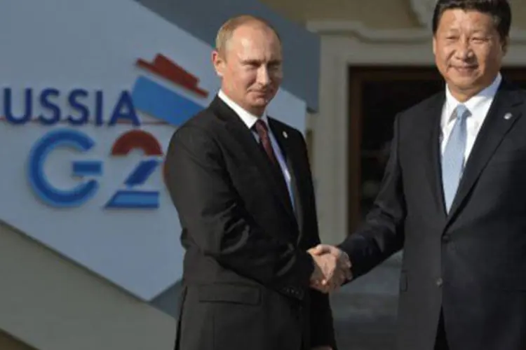 O presidente da Rússia, Vladimir Putin (e), cumprimenta o equivalente chinês, Xi Jinping: "guerra não pode pode resolver o problema na Síria", disse porta-voz chinês (Eric Feferberg/AFP)