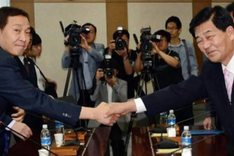 Delegações coreanas se cumprimentam em encontro: reabertura de linha de comunicação é mais um passo em direção à melhora das relações entre países (Korea Pool/AFP)