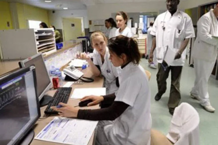 
	M&eacute;dicos trabalham em hospital: cerca de 4,1 milh&otilde;es de consumidores s&atilde;o atendidos pelos 150 planos com venda suspensa
 (Anne-Christine Poujoulat/AFP)