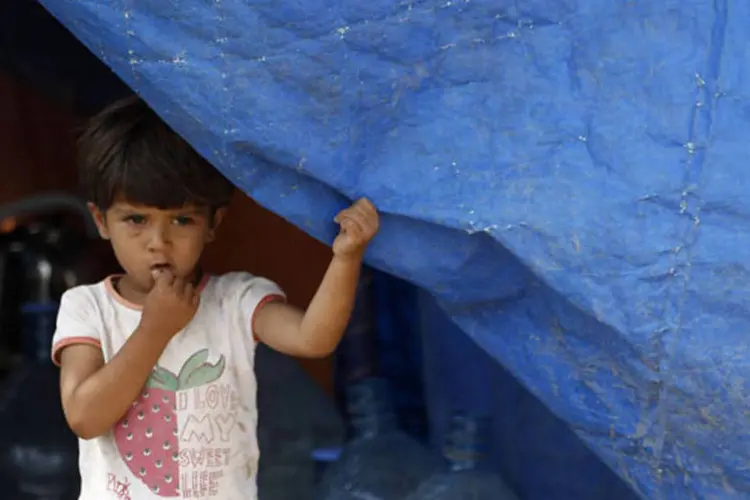 Criança síria refugiada: em todo o país cerca de 3.000 escolas estão total ou parcialmente destruídas e aproximadamente 930 são usadas como abrigo (Thaier al-Sudani/Reuters)