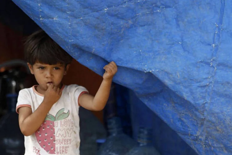 Criança síria refugiada: em todo o país cerca de 3.000 escolas estão total ou parcialmente destruídas e aproximadamente 930 são usadas como abrigo (Thaier al-Sudani/Reuters)