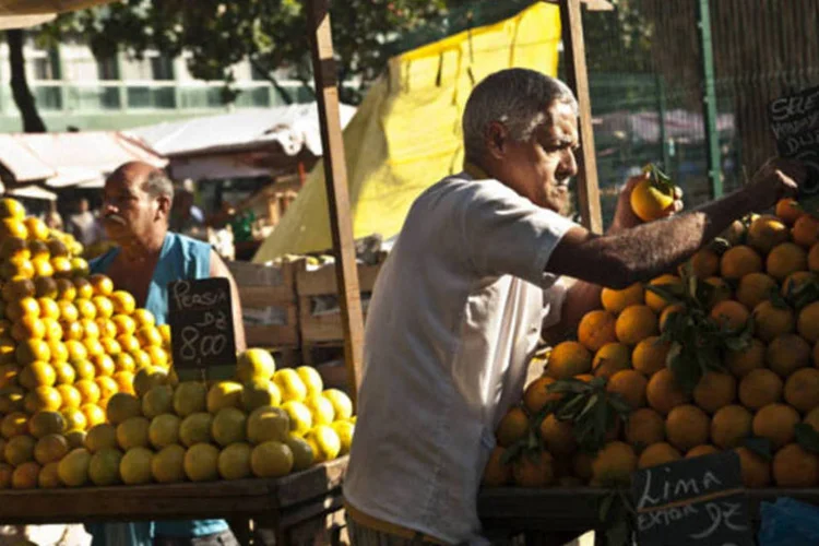 Feira livre no Rio de Janeiro: alimentos continuaram com queda de preços (-0,14%), embora em ritmo menor do que em julho (Dado Galdieri/Bloomberg)