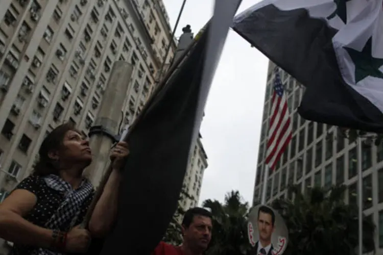 
	Protesto contra invas&atilde;o &agrave; S&iacute;ria: Estados Unidos, Fran&ccedil;a e Reino Unido acusam o governo s&iacute;rio pelo ataque. Damasco nega
 (Pilar Olivares/Reuters)