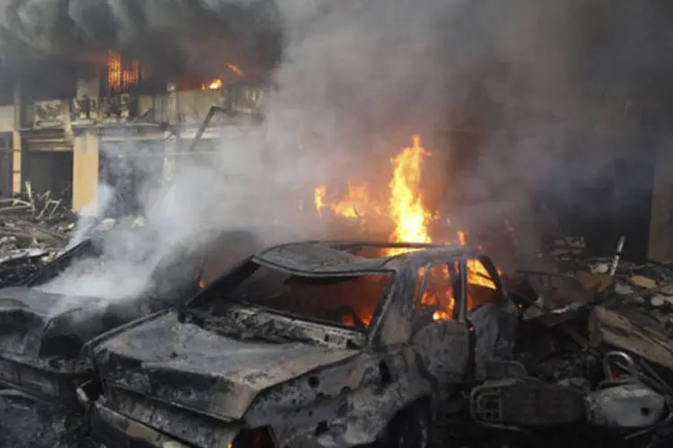 
	Carro pega fogo no L&iacute;bano:&nbsp;fonte policial n&atilde;o precisou o n&uacute;mero de mortos ou feridos
 (Hasan Shaaban/Reuters)