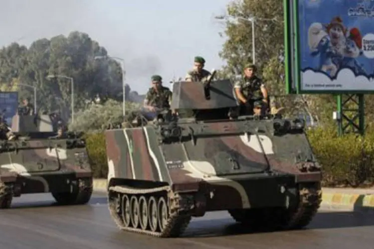 Tropas libanesas patrulham estrada: segundo fontes, quatro homens armados se dirigiram diretamente aos dois pilotos (Anwar Amro/AFP)