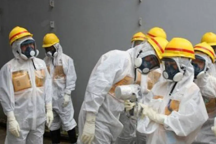 Inspetores do governo na central de Fukushima: central contém 400 mil toneladas de água repleta de césio, estrôncio, trítio e outras substâncias radioativas (Nuclear Regulation Authority/AFP)