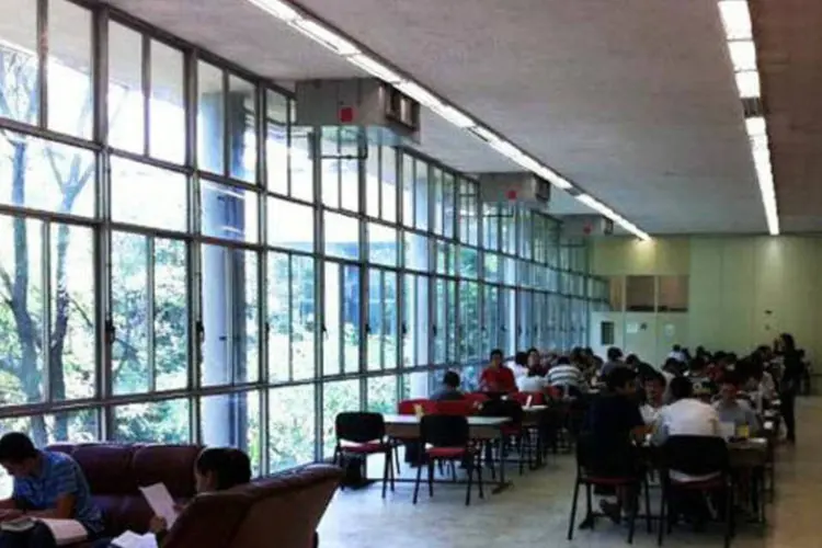 Estudantes em universidade: Conceito Enade é obtido a partir dos resultados do exame aplicado aos estudantes do ensino superior (Wikimedia Commons)