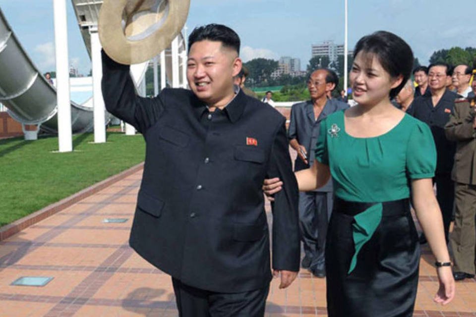 Kim Jong-Un e sua esposa Ri Sol-Ju: "Peguei em meus braços sua filha Ju Ae", disse ex-jogador americano da NBA Denis Rodman (KCNA/Files/Reuters)