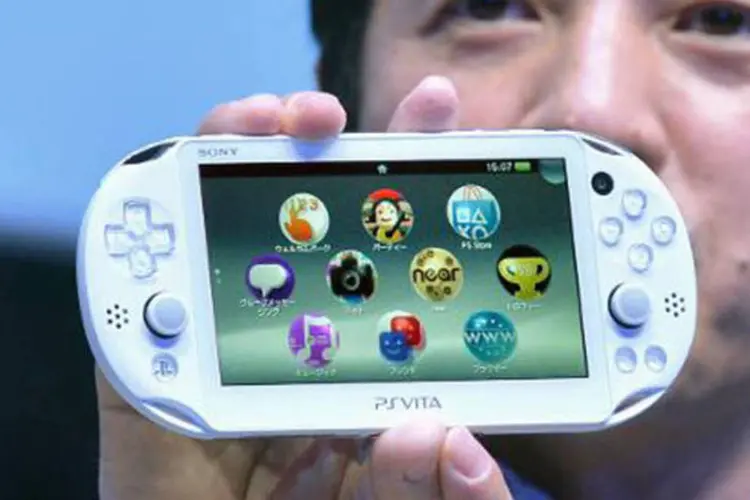 Hiroshi Kawano, o presidente da Sony, na apresentação do novo PlayStation Vita: anúncio da Sony é uma tentativa de compensar o adiamento do lançamento do PlayStation 4 (Kazuhiro Nogi/AFP)