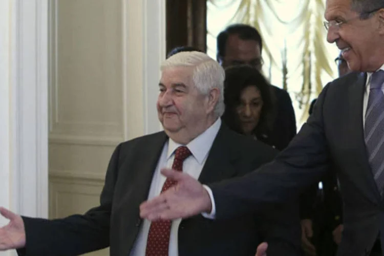 
	Ministros de Rela&ccedil;&otilde;es Exteriores russo, Sergei Lavrov (d), e s&iacute;rio, Walid Muallen: &quot;declaro que a Rep&uacute;blica &Aacute;rabe da S&iacute;ria cumprimenta a iniciativa russa&quot;, disse Muallen
 (Sergei Karpukhin/Reuters)