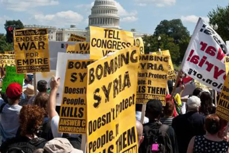 Manifestação em Washington contra intervenção na Síria: mais de 70% dos americanos acreditam que os ataques não serviriam aos interesses americanos (Nicholas Kamm/AFP)