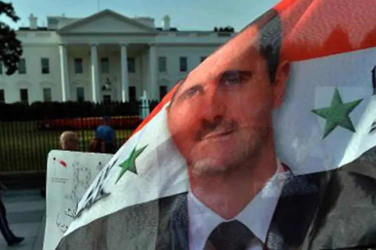 Partidários de Assad manifestam-se em frente à Casa Branca: "pagarão o preço se não forem prudentes", alertou Assad (Jewel Samad/AFP)