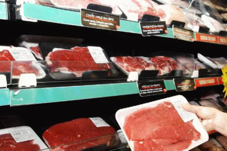 
	Consumidora pesquisa pre&ccedil;os de carnes: o IGP-10 subiu 0,58% em mar&ccedil;o
 (Elza Fiúza/ABr)