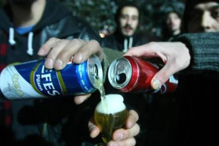 Comemoração regada a cerveja em um parque de Ancara: nova lei proíbe a venda de álcool entre as 22H00 e 06H00 (Adem Altan/AFP)