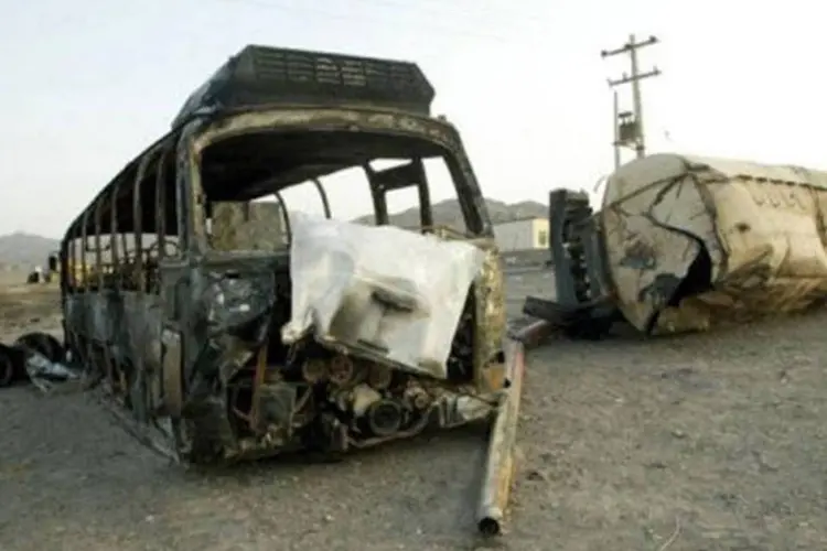 Ônibus e um caminhão queimados no Irã: este foi o acidente rodoviário mais grave no Irã nos últimos anos (Behrouz Mehri/AFP)