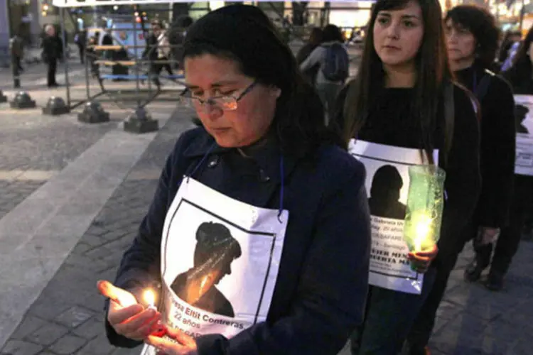 Passeata em memória das vítimas da ditadura chilena: além da Argentina, o Chile é o único país da América Latina que mantém na prisão os chefes da ditadura (Eliseo Fernandez/Reuters)