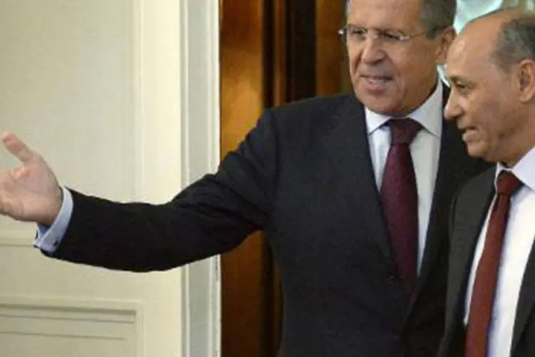 Ministro russo das Relações Exteriores, Sergei Lavrov (e), com seu equivalente sírio, Mohamed Abdoulaziz: "esperamos apresentar este plano o mais rápido possível", disse russo (Alexander Nemenov/AFP)