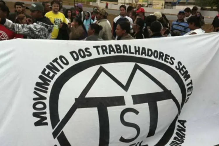 Movimento dos Trabalhadores Sem Teto (MTST) em protesto: manifestantes começaram uma caminhada pacífica, por volta das 7h30, na marginal (Fabio Rodrigues Pozzebom/Agência Brasil)