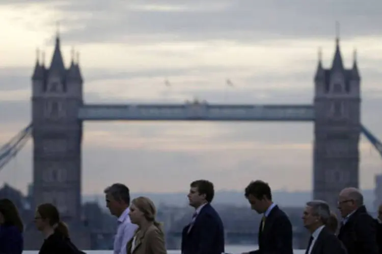 
	Pessoas caminham em Londres: estimativas para os empr&eacute;stimos do governo diminu&iacute;ram
 (Getty Images)