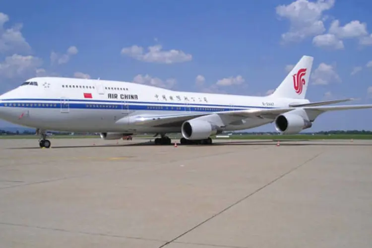 
	Avi&atilde;o da Air China: os setores s&atilde;o avia&ccedil;&atilde;o, produtos qu&iacute;micos, ve&iacute;culos, telecomunica&ccedil;&otilde;es, produtos farmac&ecirc;uticos e eletrodom&eacute;sticos
 (Wikimedia Commons)