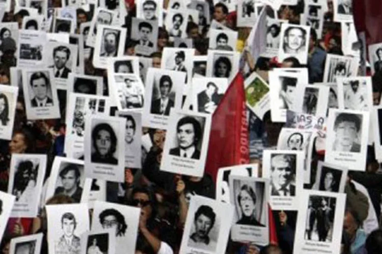 Manifestação em Santiago contra violações dos direitos civis: ato buscou tornar visíveis sistemáticas violações dos direitos humanos cometidos pela ditadura (Sebastian Silva/AFP)