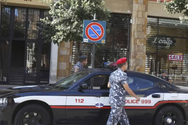 Policiais libaneses em frente ao escritório da Turkish Airlines: turcos foram sequestrados quando deixavam o aeroporto de Beirute (Hasan Shaaban/Reuters)