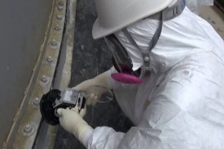 
	Funcion&aacute;rio da Tepco checa n&iacute;vel de radia&ccedil;&atilde;o em torno de tanque de Fukushima:&nbsp;empresa explicou que aumento pode ser atribu&iacute;do &agrave;s fortes chuvas
 (Tepco/AFP)