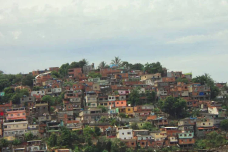 
	Favelas: ainda assim, com a pol&iacute;tica de oferecer gratuitamente preservativos &agrave; popula&ccedil;&atilde;o, a gravidez entre jovens menores de 20 anos diminuiu paulatinamente na &uacute;ltima d&eacute;cada
 (Wikimedia Commons)