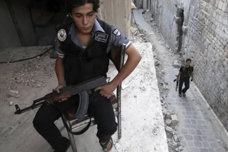 Soldados do Exército Livre sírio: "forças governamentais e pró-governo (milícias ligadas ao regime) seguem realizando amplos ataques contra a população civil", diz ONU  (Muzaffar Salman/Reuters)
