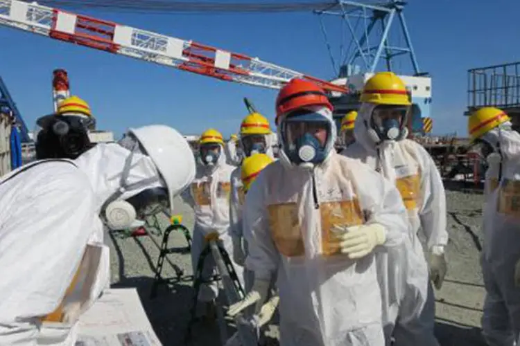 Inspeção da usina nuclear de Fukushima: "não é necessário preocupar-se excessivamente", disse autoridade nuclear (Tepco/AFP)
