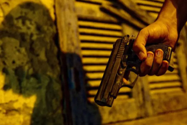 Homem segura revólver (Getty Images/Getty Images)