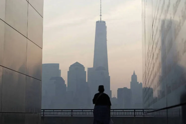 Mulher observa memorial que lembra vítimas do atentado de 11/09: aniversário é realizado pelo terceiro ano consecutivo no Memorial do 11-9 (Gary Hershorn/Reuters)