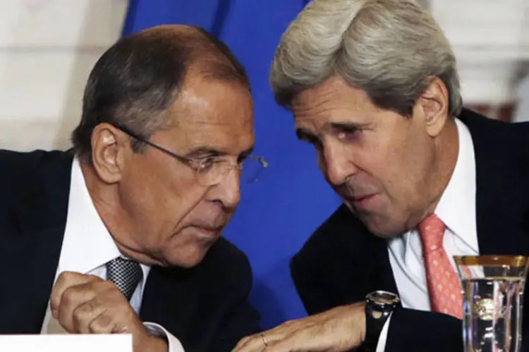 
	John Kerry (E), e Sergei Lavrov: Kerry e Lavrov est&atilde;o em Genebra para discutir a maneira de neutralizar e destruir o arsenal qu&iacute;mico da S&iacute;ria
 (Gary Cameron/Reuters)