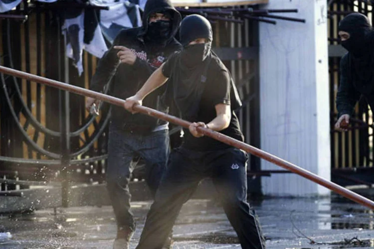 Manifestantes em Santiago: durante os distúrbios, seis ônibus e cinco automóveis particulares foram queimados (Eliseo Fernandez/Reuters)